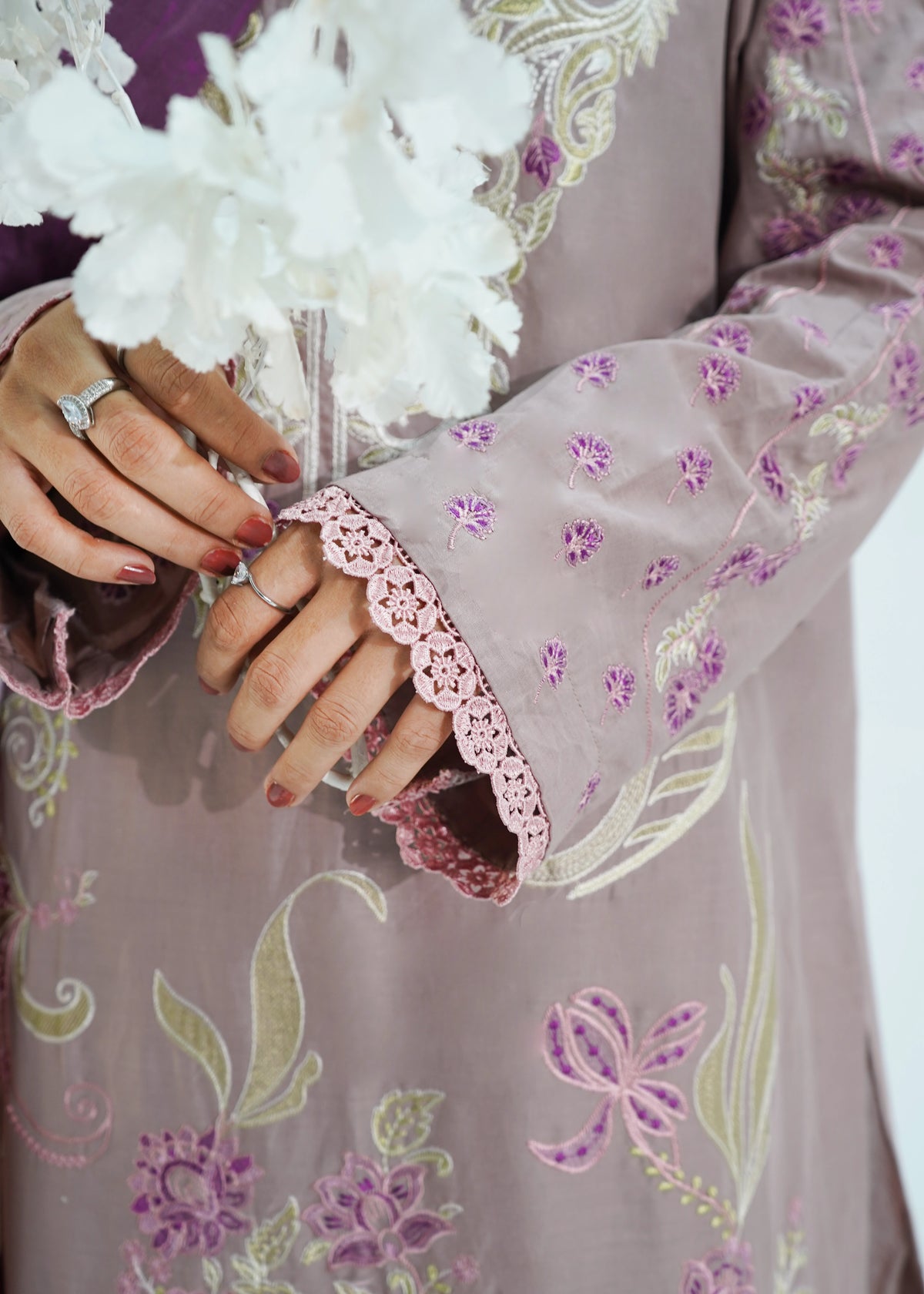 3 PIECE – MAUVE BLOOM EMBROIDERED LAWN SUITE
