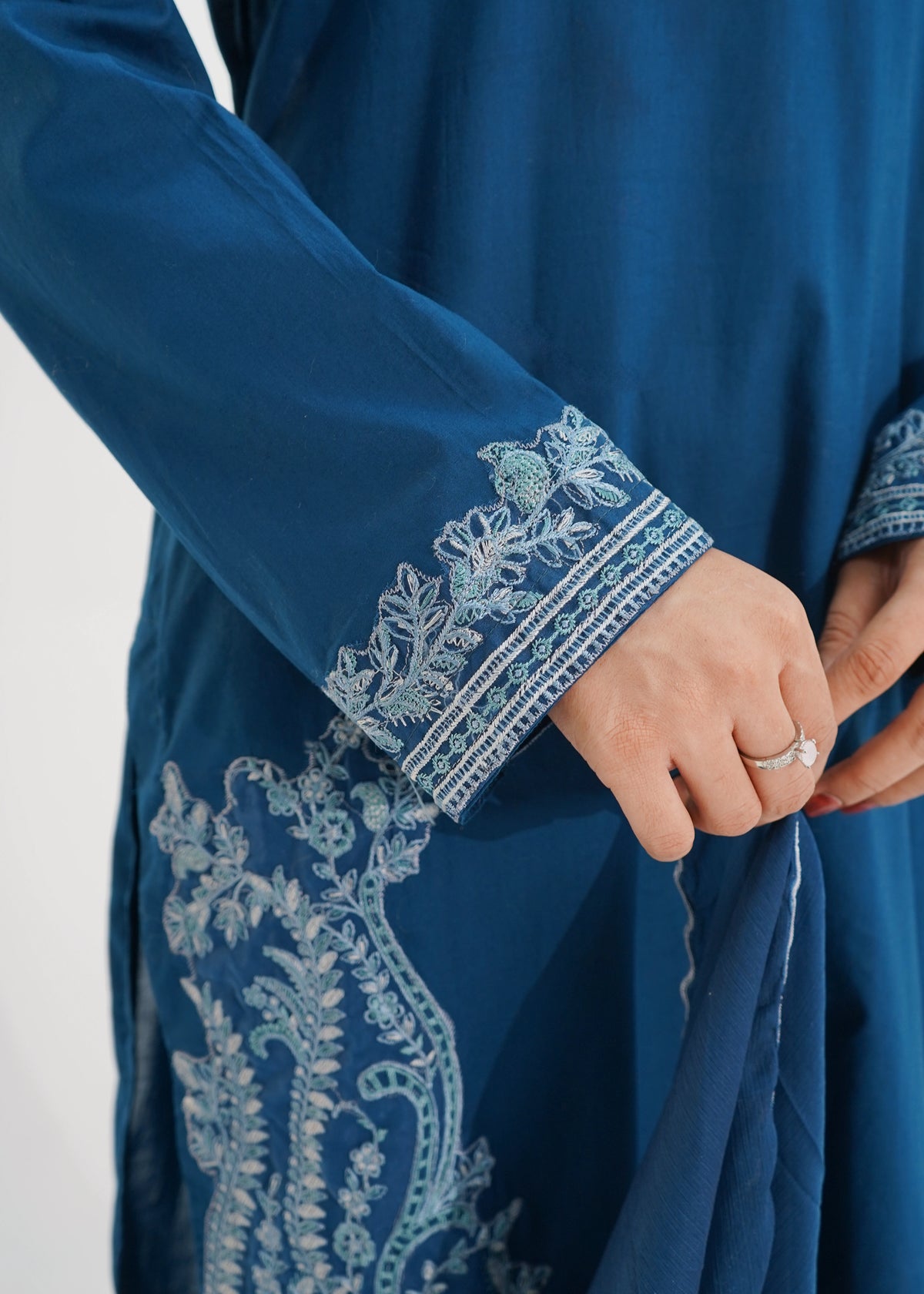3 PIECE – ZINC BLENDE EMBRODERED LAWN SUIT