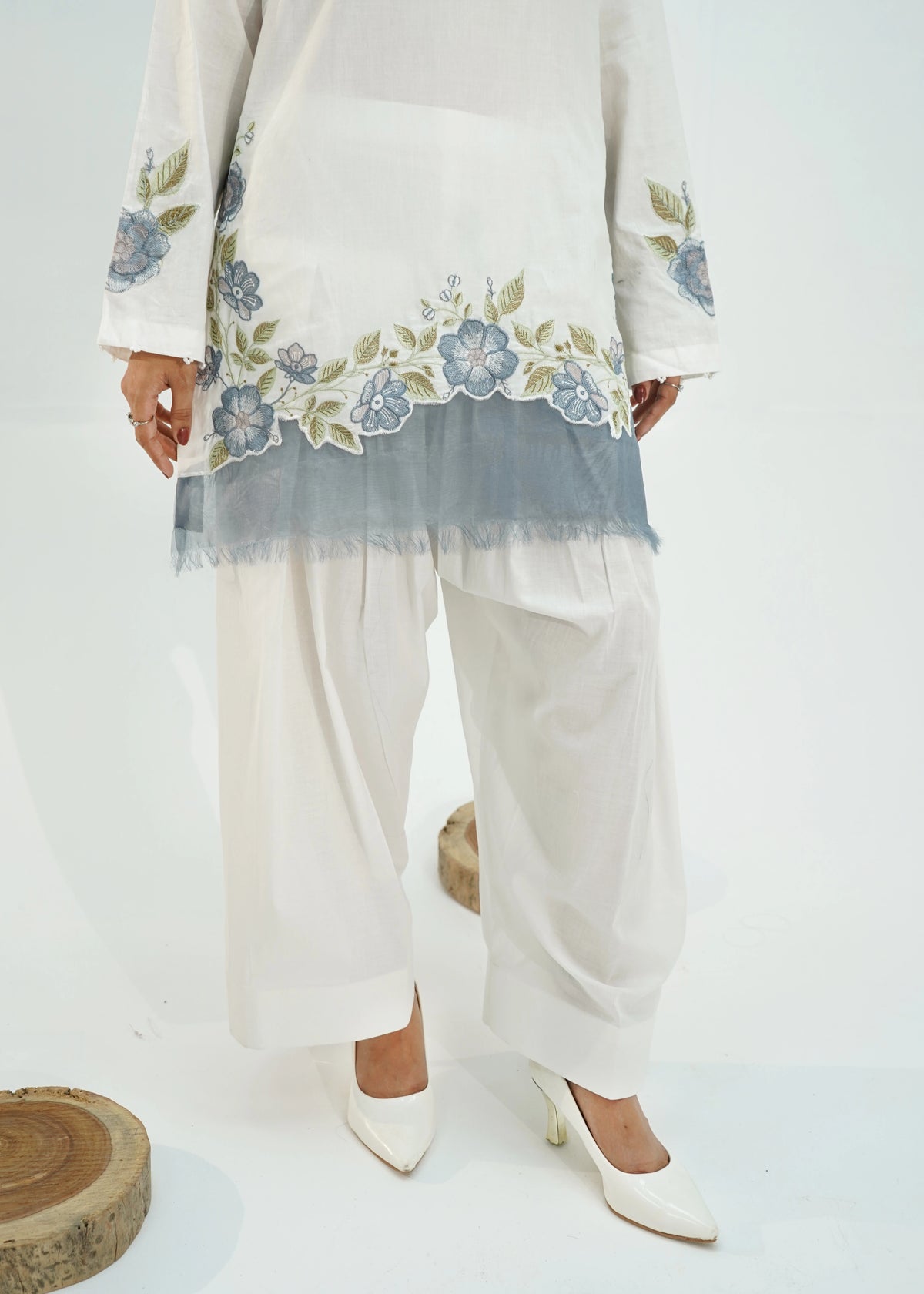 3 PIECE – PEARL WHITE EMBROIDERED LAWN SUIT