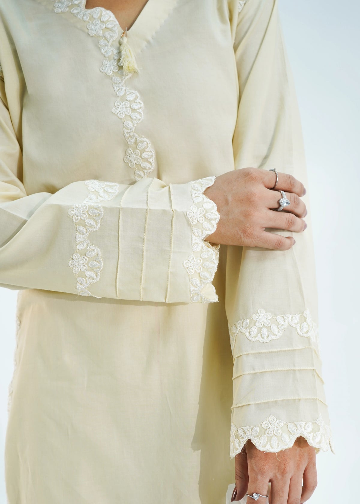 3 PIECE – PEARL LVORY EMBROIDERED LAWN SUIT
