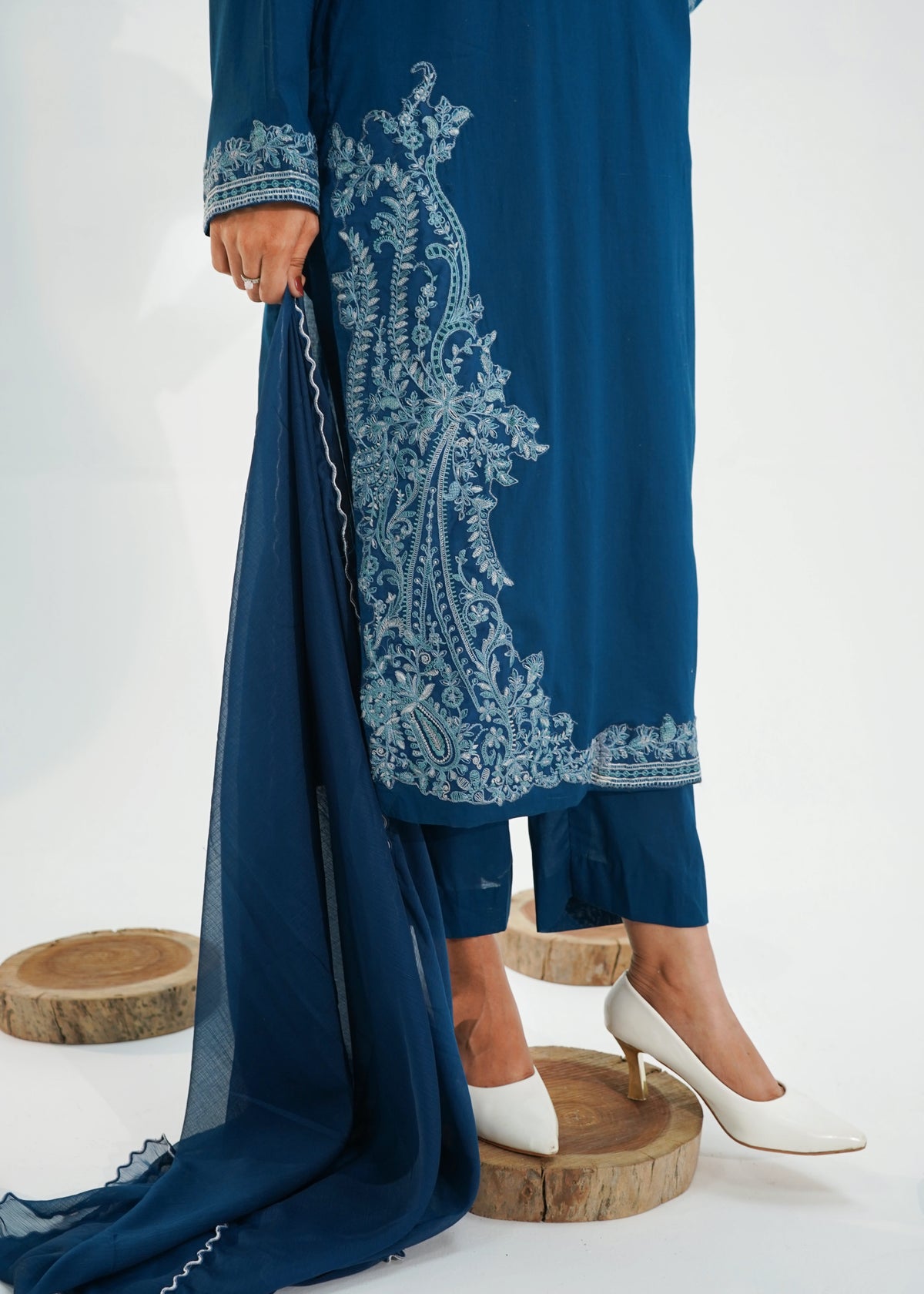 3 PIECE – ZINC BLENDE EMBRODERED LAWN SUIT