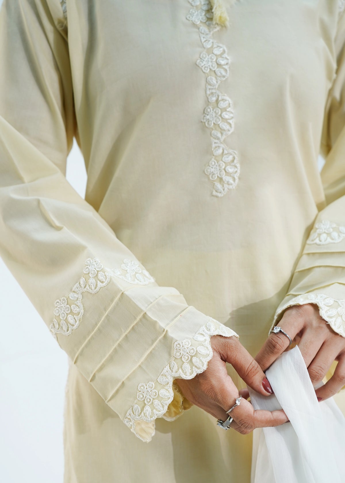 3 PIECE – PEARL LVORY EMBROIDERED LAWN SUIT